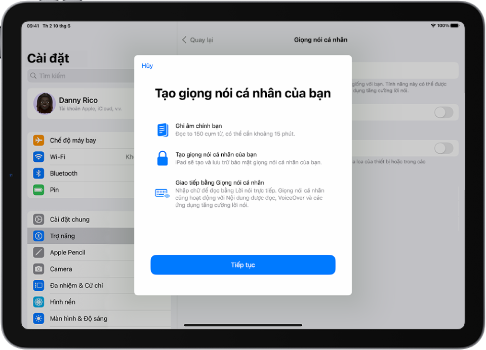 Một iPad với thông tin về cách tạo Giọng nói cá nhân.