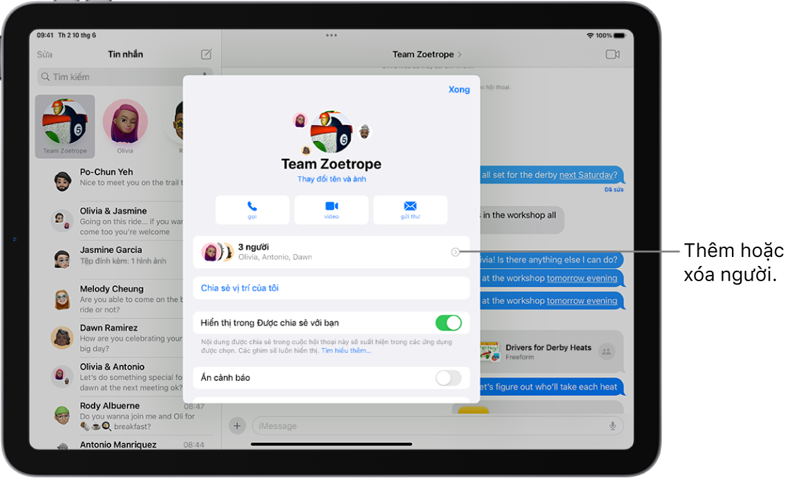 Một iPad với chi tiết cuộc hội thoại cho một nhóm.