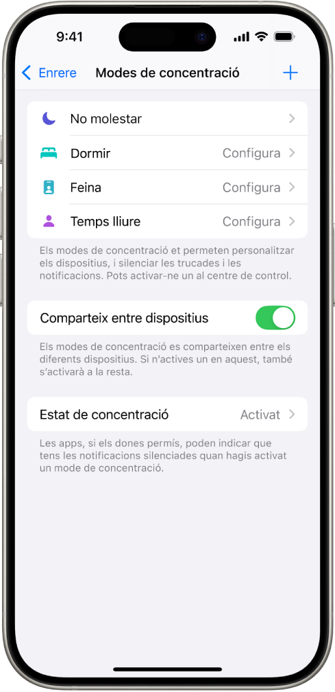 Pantalla que mostra cinc opcions de concentració proporcionades: “No molestar”, “No rebre missatges durant les trucades”, “Dormir”, “Personal” i “Feina”. L’opció “Comparteix entre dispositius” està activada, la qual permet que s’utilitzi la mateixa configuració del mode de concentració en tots els teus dispositius Apple.