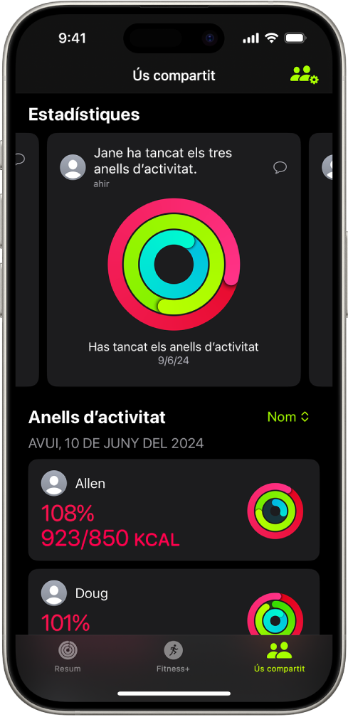 La pantalla d’ús compartit de l’app Fitnes mostra les activitats més destacades i els anells d’activitat compartits entre una persona i les seves amistats.