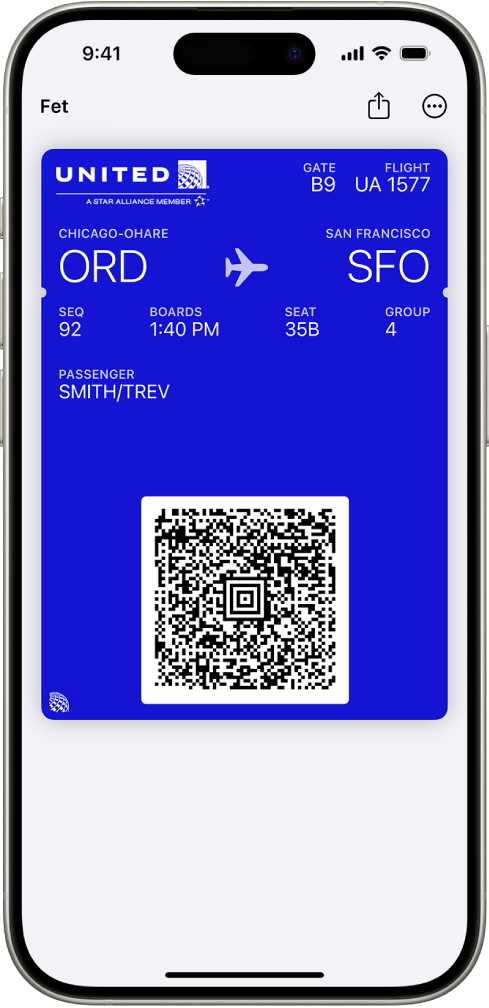 Una targeta d’embarcament a l’app Cartera que mostra informació sobre un vol i el codi QR.