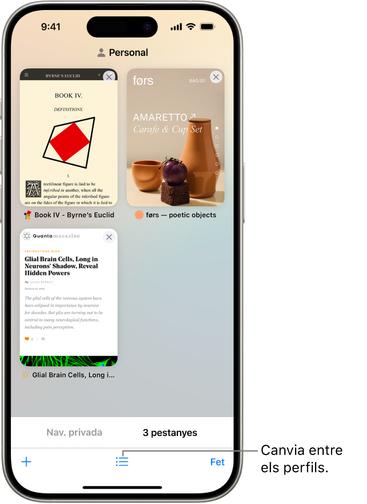 La pantalla d’un iPhone mostra pestanyes del Safari obertes. A la part inferior de la pantalla hi ha la icona “Grup de pestanyes del Safari”. Toca la icona per canviar d’un perfil a un altre.