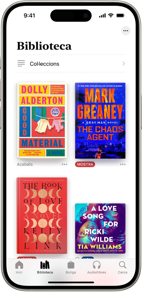 La pantalla Biblioteca de l’app Llibres. A la part superior de la pantalla es veu el botó “Col·leccions”. Al centre de la pantalla hi ha les portades dels llibres. A la part inferior de la pantalla hi ha, d’esquerra a dreta, les pestanyes “Inici”, “Biblioteca”, “Botiga”, “Audiollibres” i “Cerca”. La pestanya “Biblioteca” està seleccionada.
