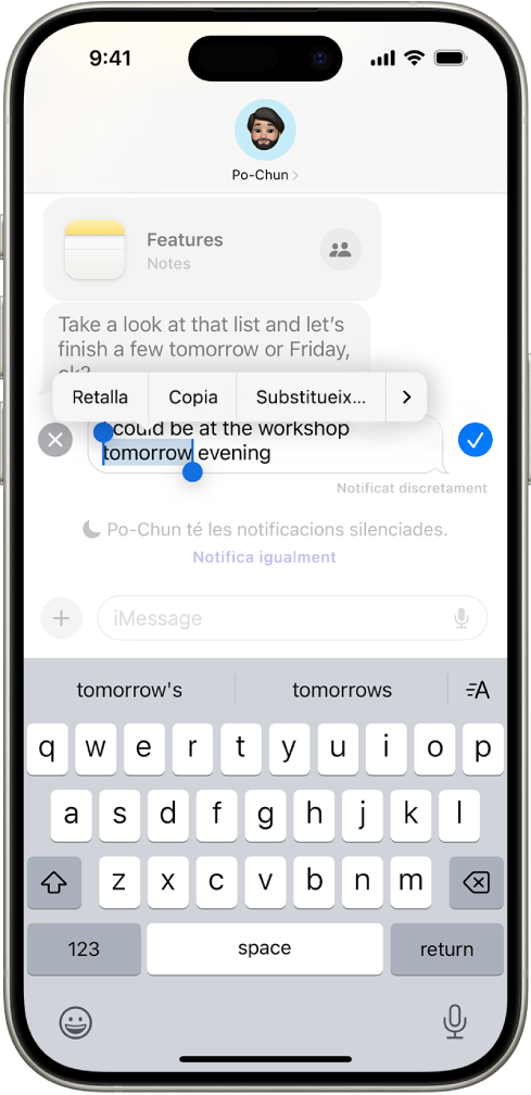 Conversa de l’app Missatges que mostra un últim missatge que s’està editant. El teclat és a la meitat inferior de la pantalla. A la part superior del teclat, es mostren suggeriments per substituir la paraula ressaltada. La major part de la conversa apareix més clara, excepte el missatge de text concret que s’està editant.