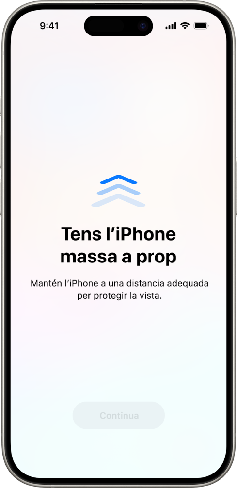 A la pantalla s’informa que estàs mirant l’iPhone de massa prop i que cal que te l’allunyis per protegir-te la vista. L’avís tapa tota la pantalla i impedeix que continuïs. Hi ha un botó “Continua” que s’activa quan allunyes l’iPhone fins a una distància segura.