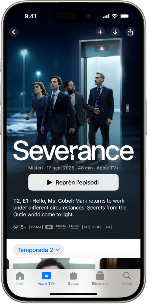La pestanya “Apple TV+” mostra una producció Apple Original destacada amb el títol, el botó de reproducció i la descripció de l’episodi. A la part inferior hi ha, d’esquerra a dreta, les pestanyes “Inici”, “Apple TV+”, “Botiga”, “Biblioteca” i “Cerca”.