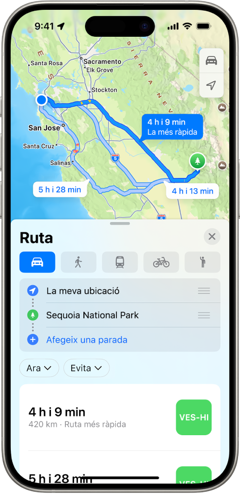 Un iPhone que mostra un mapa amb diverses opcions de ruta en cotxe amb el mateix destí. Cada ruta mostra el temps i la distància estimats i un botó “ves” per iniciar les indicacions pas a pas. Cada ruta utilitza un codi de color per a les condicions del trànsit.