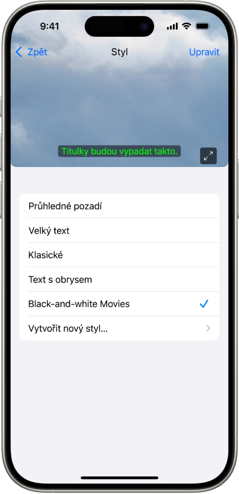 Na iPhonu se zobrazuje ukázka titulků s přizpůsobeným stylem.