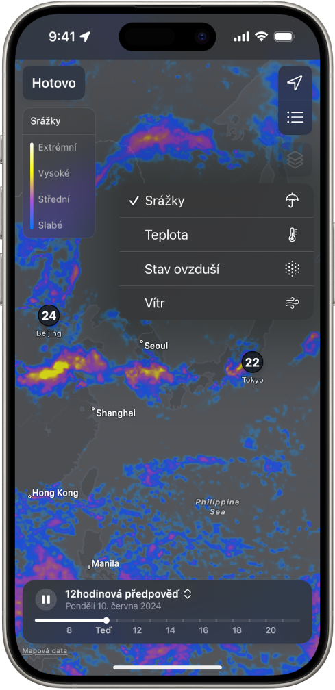 Přes celou obrazovku iPhonu se rozkládá teplotní mapa okolí. V pravém horním rohu jsou vidět tlačítka Současná poloha, Oblíbená místa a Překryvná nabídka. Je vybráno tlačítko Překryvná nabídka a zobrazí se tlačítka Srážky, Teplota, Kvalita ovzduší a Vítr. Je vybráno tlačítko Srážky. V levém horním rohu se nachází tlačítko Hotovo a Měřítko překryvu pro mapu srážek.