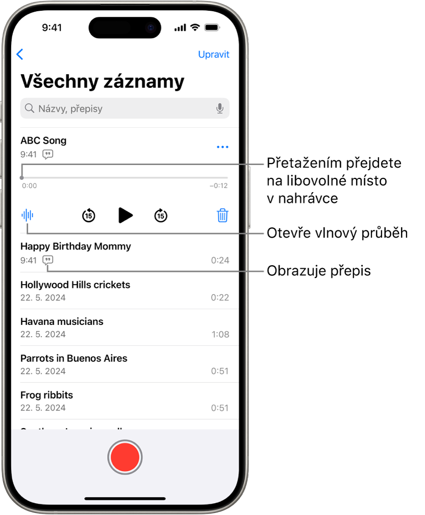 Obrazovka se seznamem v aplikaci Diktafon s vybraným záznamem nahoře. Přetažením přehrávací hlavy na časové ose záznamu můžete přejít na libovolné místo v nahrávce. Pod časovou osou se nacházejí ovládací prvky přehrávání.