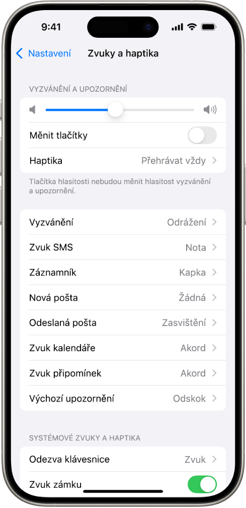 Obrazovka Zvuky a haptika v Nastavení. Shora dolů se na ní nacházejí volby Zvuk ve sluchátkách a Bezpečnost sluchátek, Hlasitost vyzvánění a upozornění s jezdcem nastavení hlasitosti a volbou, která umožňuje měnit hlasitost tlačítky, a Zvuky a haptické signály s položkami Vyzvánění a Zvuk SMS.