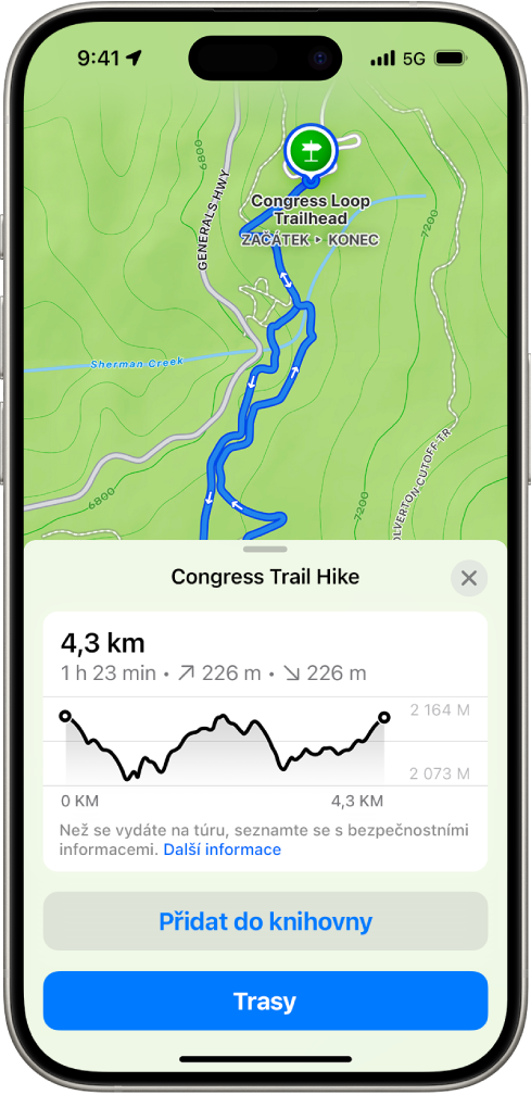 Topografická mapa v aplikaci Mapy zobrazující turistickou trasu. V dolní části obrazovky je výškový profil trasy, tlačítko Přidat do knihovny a tlačítko Trasa.
