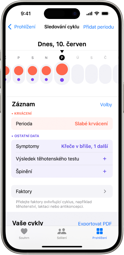 Obrazovka Sledování cyklu s týdenní časovou osou u horního okraje. Prvních 5 dnů je na časové ose označeno plnými červenými kroužky a fialovými tečkami. Pod časovou osou se nacházejí volby pro přidávání informací o periodě, symptomech apod.