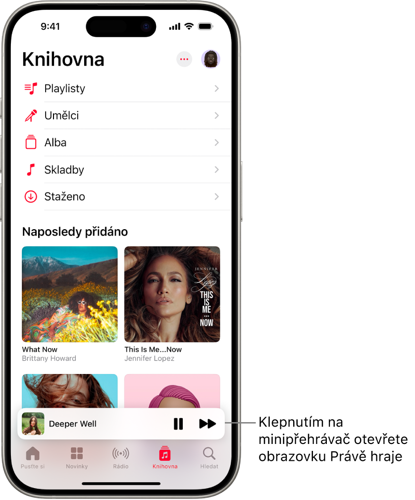 Obrazovka Knihovna s minipřehrávačem v dolní části. V minipřehrávači se zobrazuje název přehrávané skladby. Napravo od názvu se nacházejí tlačítka Pozastavit a Další. Klepnutím na minipřehrávač otevřete obrazovku Právě hraje.