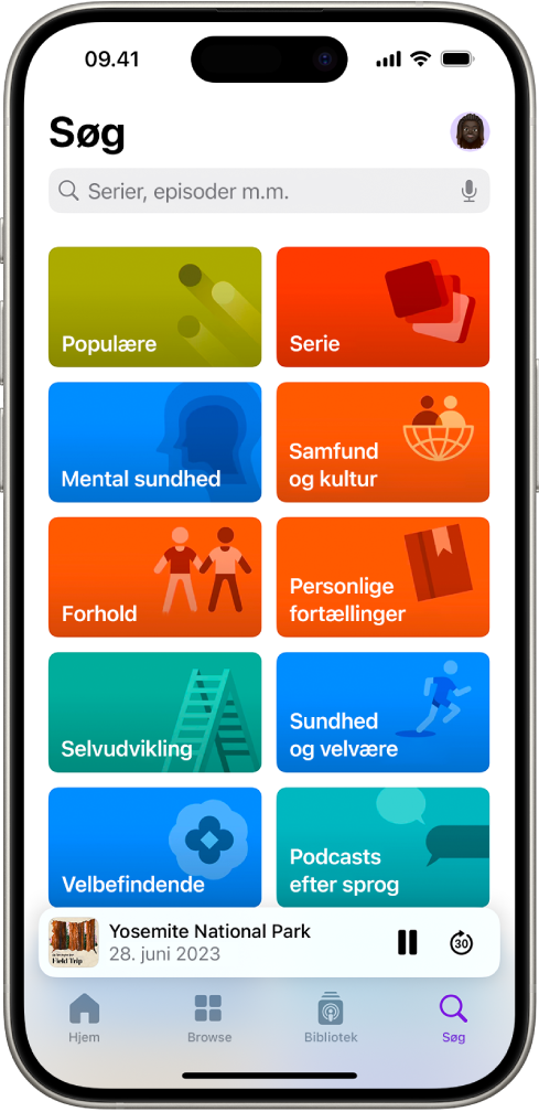 Skærmen Søg i appen Podcasts, der viser podcastkategorier. Nær bunden af skærmen er billedet til episoden, episodens titel og knapperne Pause og Spol frem. Nederst på skærmen er fanerne Hjem, Browse, Bibliotek og Søg.