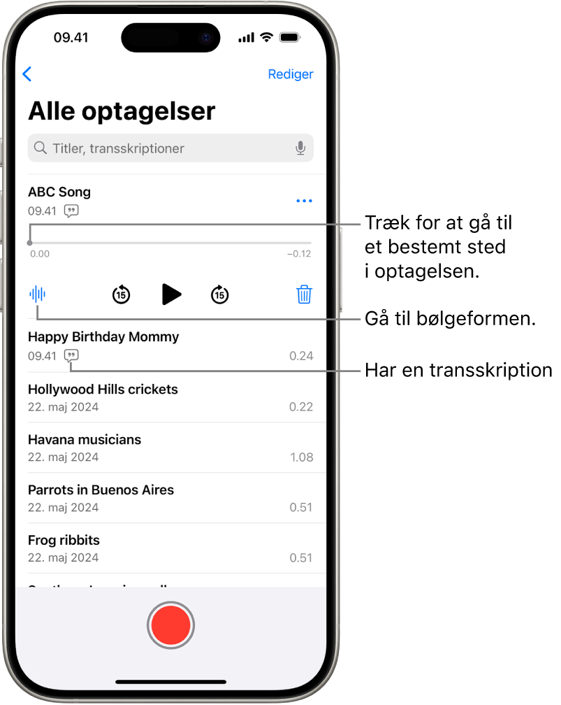 Skærmen med listen med memoer, hvor optagelsen øverst er valgt. Optagelsens tidslinje har et afspilningsmærke, som du kan trække for at gå til et bestemt sted i optagelsen. Betjeningspanelet til afspilning findes under tidslinjen.