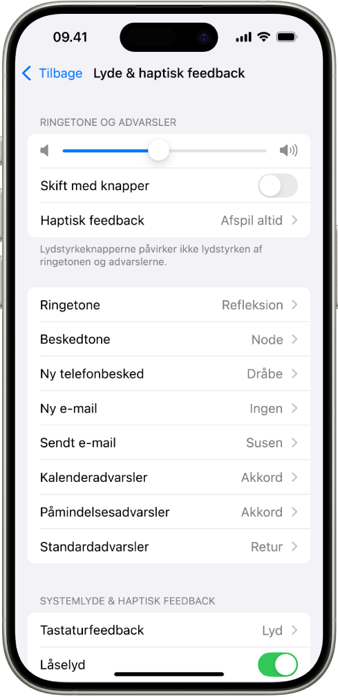 Skærmen Lyde og haptisk feedback i Indstillinger. Valgmulighederne fra top til bund er Lyd i hovedtelefoner og Sikker brug af hovedtelefoner, Lydstyrke på ringetoner og advarsler med et mærke til justering af lydstyrken og mulighed for at ændre lydstyrken med knapper samt Lyde og mønstre for haptisk feedback, herunder Ringetone og Beskedtone.
