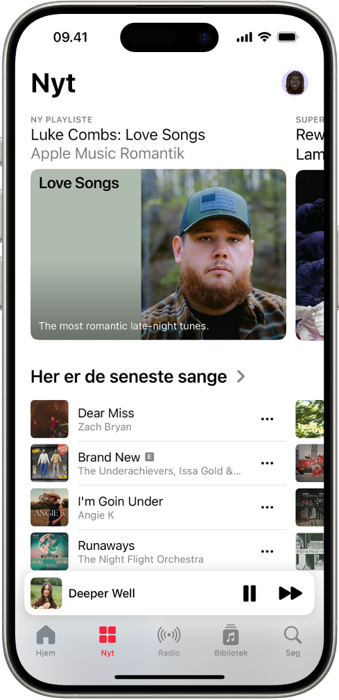Skærmen Nyt, der viser en udvalgt playliste øverst. Du kan skubbe til venstre for at se flere udvalgte musiknumre og videoer. Sektionen Nyeste sange vises derunder. Du kan se ny og anbefalet musik ved at skubbe op på skærmen.