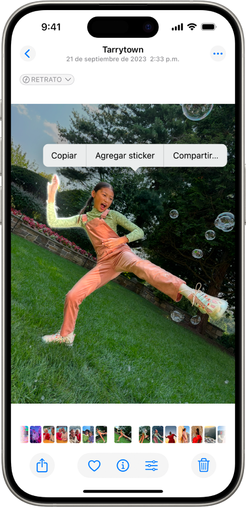 La app Fotos está abierta y muestra una foto de una persona. La persona se selecciona y la opción Agregar sticker está disponible en el menú de arriba.