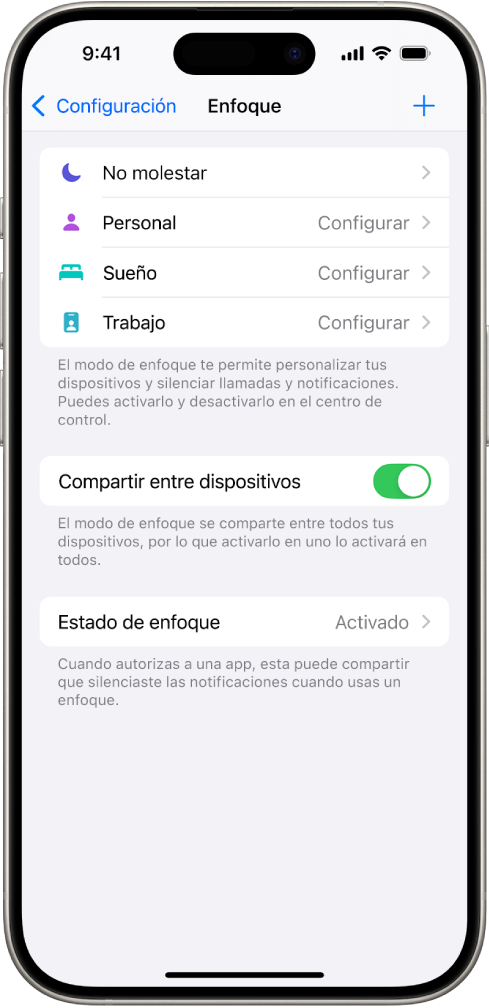 Una pantalla mostrando cinco opciones de enfoque proporcionadas: No molestar, Sin mensajes durante las llamadas, Sueño, Personal y Trabajo. La opción Compartir en todos los dispositivos está activada, que te permite usar la misma configuración de Enfoque en todos tus dispositivos Apple.