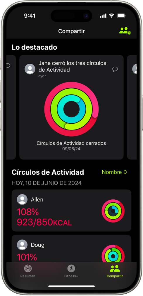 La pantalla Compartir de Fitness con los círculos de actividad y datos destacados de la actividad que se comparten entre una persona y sus amigos.