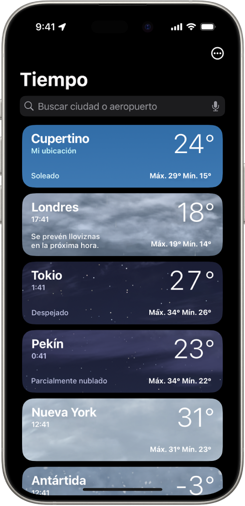 Pantalla del tiempo que muestra una lista de ciudades con la hora actual, la temperatura, la previsión y las temperaturas máxima y mínima. En la parte superior de la pantalla aparece el campo de búsqueda y en la esquina superior derecha, el botón Más.