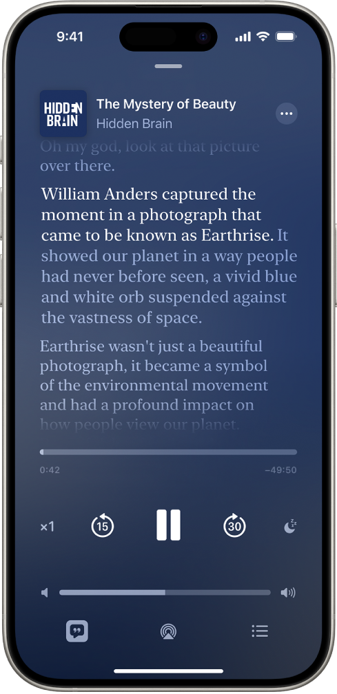 La transcripción de un episodio en la app Podcasts con una frase resaltada. Debajo de la transcripción están los controles de reproducción.