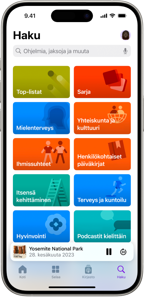 Podcastit-apin Haku-näyttö, jossa näkyy podcastien kategorioita. Lähellä näytön alareunaa on jakson kuvitus, jakson nimi sekä Keskeytä- ja Siirry eteenpäin -painikkeet. Näytöllä alimpana ovat Koti-, Selaa-, Kirjasto- ja Haku-välilehdet.
