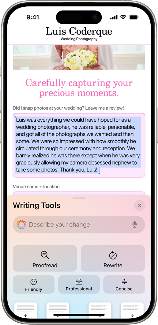 iPhone affichant du texte mis en surbrillance en haut de l’écran et la fenêtre « Outils d’écriture » en bas. La fenêtre « Outils d’écriture » affiche un champ en haut vous permettant de décrire la modification souhaitée. Les options des outils d’écriture apparaissent en dessous.