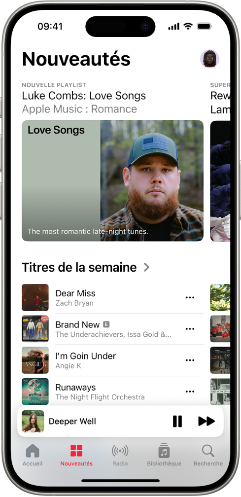 L’écran Nouveautés présentant une playlist recommandée en haut. Vous pouvez balayer vers la gauche pour afficher davantage de recommandations musicales et vidéos. La section « Derniers titres » s’affiche en dessous. Vous pouvez balayer l’écran vers le haut pour découvrir de nouvelles musiques et des musiques recommandées.