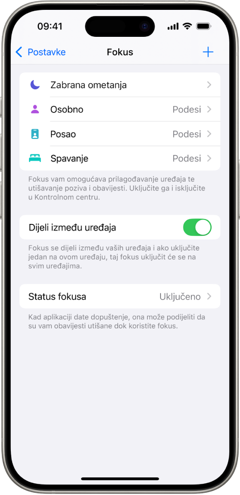 Zaslon prikazuje pet ponuđenih opcija fokusa: Zabrana ometanja, Bez poruka tijekom poziva, Spavanje, Osobno i Posao. Uključena je opcija Dijeli između uređaja, čime se omogućava uporaba istih postavki fokusa na svim vašim Apple uređajima.