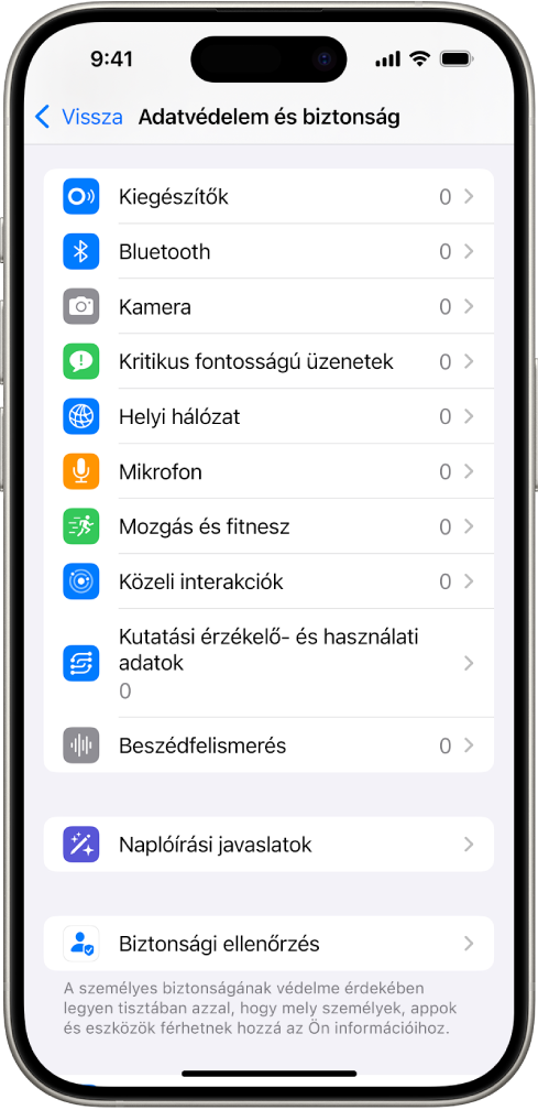 Az Adatvédelem és biztonság képernyőn beállítások láthatók, amelyekkel szabályozható, hogy az appok használhatják-e a kamerát, mikrofont és iPhone-ja más alkatrészeit.