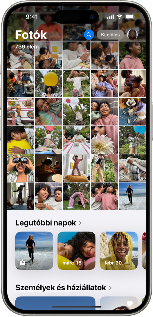 Meg van nyitva a Fotók app. A képernyő felső kétharmadán a fotókönyvtár látható rácsba rendezve. Alatta a legutóbbi napok fotóinak gyűjteménye, alatta pedig a Személyek és háziállatok gyűjtemény.