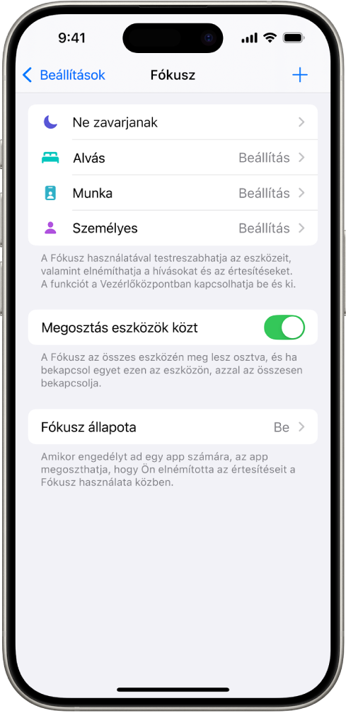 Egy képernyő öt különböző Fókusz lehetőséggel – Ne zavarjanak, Nincsenek üzenetek hívások közben, Alvás, Személyes és Munka. A Megosztás eszközök között beállítás be van kapcsolva, ami lehetővé teszi, hogy ugyanazok a Fókuszbeállítások legyenek használva az összes Apple-eszközén.