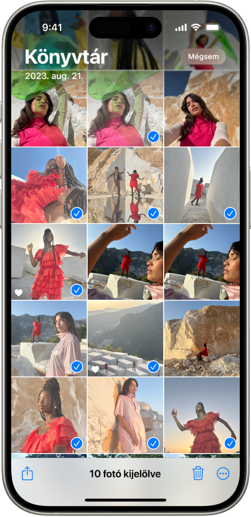 Az iPhone képernyőjét egy fotókat tartalmazó rács tölti ki, amelyben néhány fotó van kijelölve. A képernyő alján a következő gombok láthatók: Megosztás, Törlés és Továbbiak.
