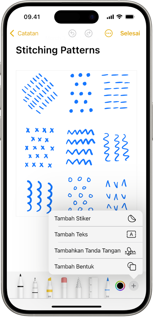 Bar alat Markah terbuka di bagian bawah catatan di app Catatan dan tombol Tambah di pojok kanan bawah layar dipilih. Pilihan berikut tersedia di menu Tambah: Tambah Stiker, Tambah Teks, Tambah Tanda Tangan, dan Tambah Bentuk.