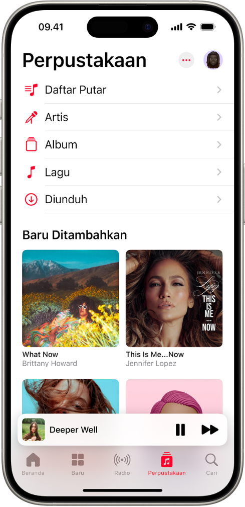 Layar Perpustakaan menampilkan daftar kategori, termasuk Daftar Putar, Artis, Album, Lagu, dan Diunduh. Judul Baru Ditambahkan muncul di bawah daftar. MiniPlayer menampilkan judul lagu saat ini serta tombol Jeda dan Berikutnya muncul di dekat bagian bawah.