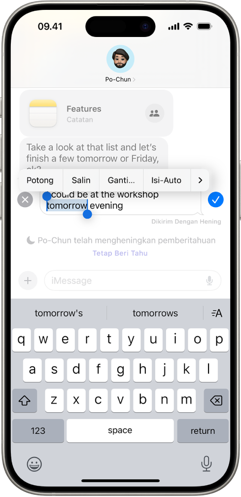 Percakapan di Pesan menampilkan pesan terakhir sedang diedit. Papan ketik pada layar berada di bagian bawah layar, dengan saran untuk mengganti kata yang disorot di sepanjang bagian atas papan ketik. Sebagian besar percakapan lebih ringan, kecuali untuk teks tertentu pesan yang sedang diedit.