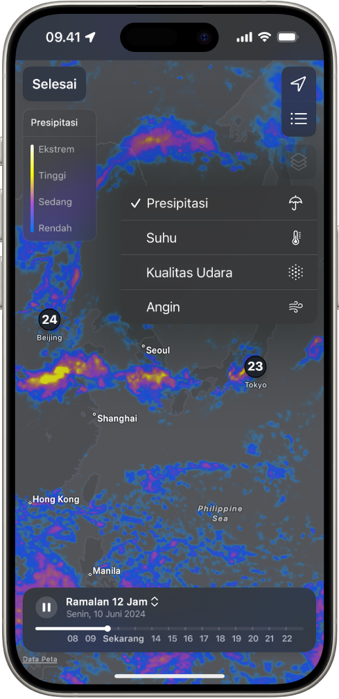 Peta suhu area sekitar mengisi layar iPhone. Di pojok kanan atas, dari atas ke bawah, terdapat tombol Lokasi Saat Ini, Lokasi Favorit, dan Menu Lapisan Atas. Tombol Menu Lapisan dipilih dan menampilkan tombol Presipitasi, Suhu, Kualitas Udara, dan Angin. Tombol Presipitasi dipilih. Di pojok kiri atas terdapat tombol Selesai dan Skala Lapisan Peta Presipitasi.