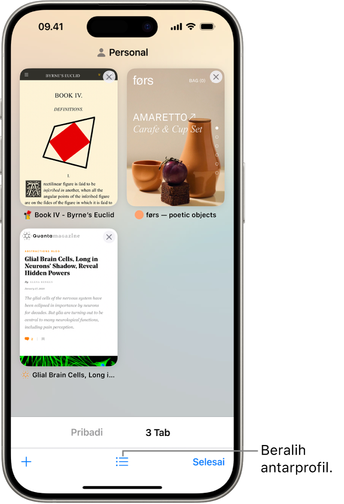 Layar iPhone, menampilkan tab Safari yang terbuka. Ikon Grup Tab Safari terdapat di bagian bawah layar. Ketuk ikon untuk beralih di antara profil.