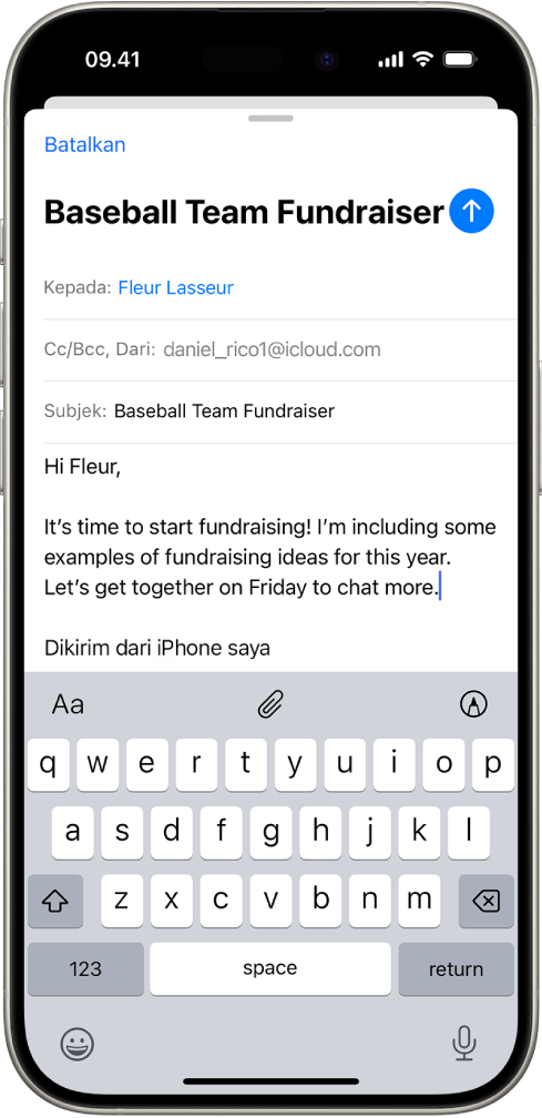 Email draf sedang ditulis dengan pilihan lampiran di atas papan ketik.