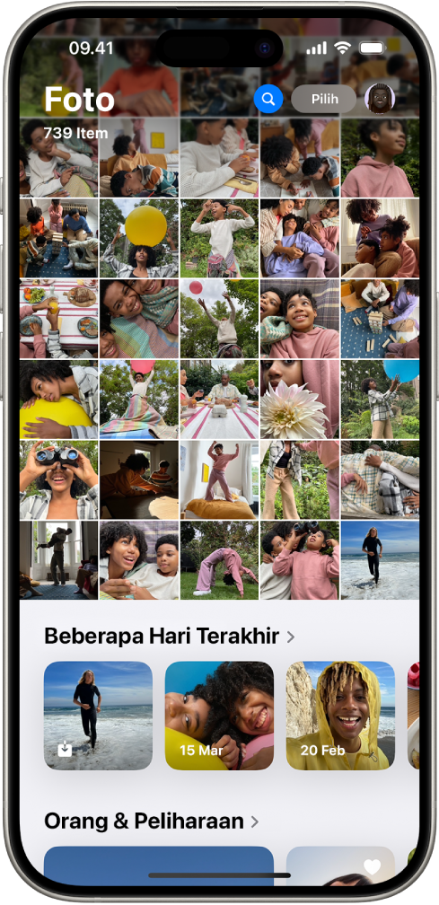 App Foto terbuka. Bagian dua pertiga atas menampilkan perpustakaan foto dalam grid. Di bawahnya terdapat koleksi foto Beberapa Hari Terakhir, dan di bawahnya terdapat koleksi Orang & Peliharaan.