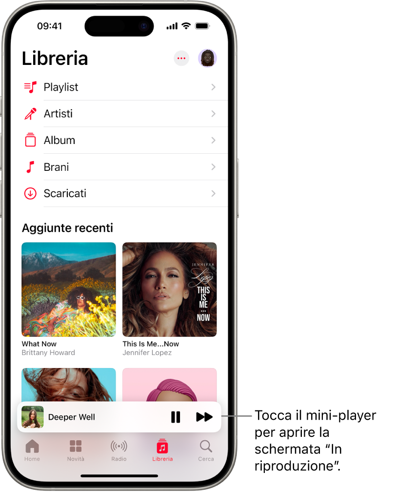 La schermata di Libreria, con il mini-player vicino alla parte inferiore. Il mini-player mostra il titolo del brano attualmente in riproduzione. I pulsanti per mettere in pausa e passare al brano successivo sono sulla destra del titolo della canzone. Per aprire “In riproduzione”, viene toccato il mini-player.