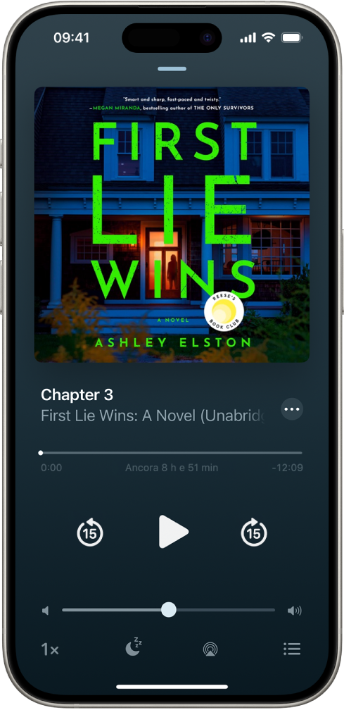 La schermata di riproduzione di un audiolibro che mostra, dall’alto verso il basso, la copertina dell’audiolibro, il nome della sezione in riproduzione, la testina di riproduzione, il pulsante Pausa e quelli per andare avanti e indietro. In basso, viene mostrato il cursore del volume e sotto di esso i pulsanti per regolare la velocità di riproduzione, per impostare il “Timer pausa”, per scegliere una destinazione di riproduzione e per visualizzare un elenco delle tracce del libro.