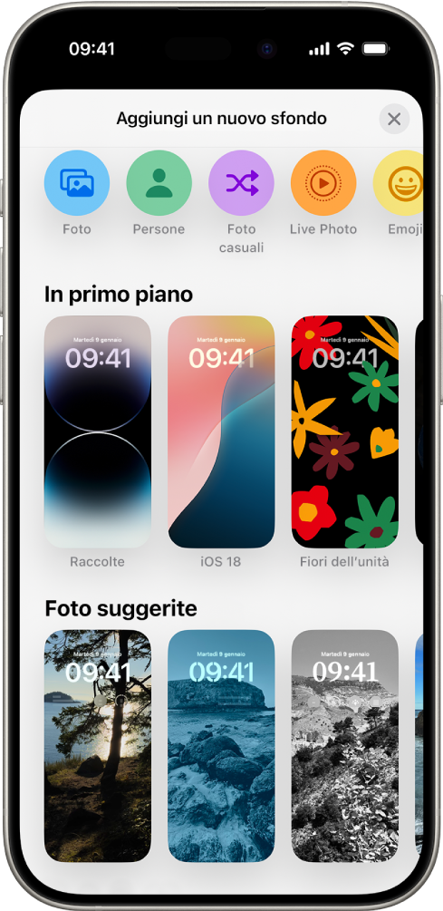 La schermata “Aggiungi un nuovo sfondo” che mostra le opzioni disponibili nella galleria degli sfondi per personalizzare la schermata di blocco di iPhone, come “In primo piano” e “Foto suggerite”. In alto, sono mostrati i pulsanti per aggiungere alla schermata di blocco foto, persone, foto casuali, emoji e uno sfondo di Meteo.