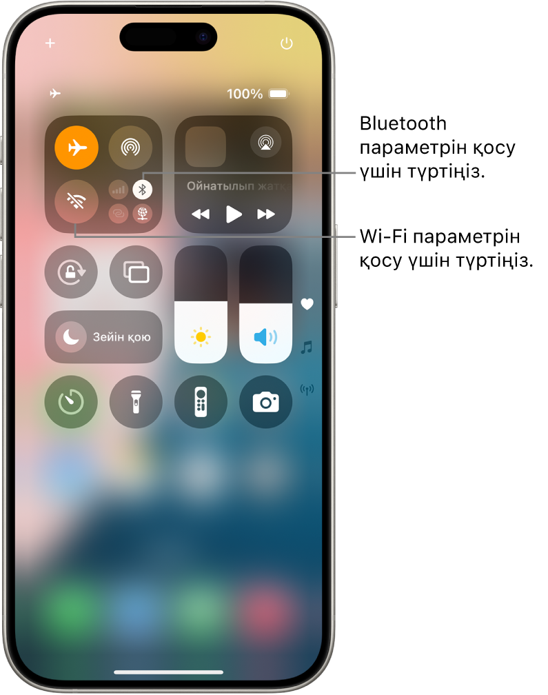 Wi-Fi және Bluetooth параметрлерінің өшірулі екенін көрсетіп тұрған ұшақ режимі қосулы басқару орталығы. Wi-Fi және Bluetooth параметрлерін қосу түймелері басқару орталығының жоғарғы сол жақ бұрышына жақын орналасқан.