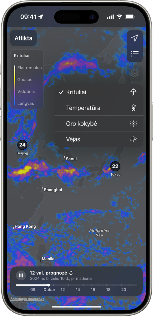 „iPhone“ ekraną užpildo aplinkinės temperatūros žemėlapis. Viršutiniame dešiniajame kampe nuo viršaus iki apačios yra mygtukai „Dabartinė vieta“, „Mėgstamiausios vietos“ ir „Perdangos meniu“. Pasirenkamas „Perdangos meniu“ mygtukas ir rodomi mygtukai „Krituliai“, „Temperatūra“, „Oro kokybė“ ir „Vėjas“. Pasirinktas mygtukas „Krituliai“. Viršutiniame kairiajame kampe yra mygtukas „Atlikta“ ir „Kritulių žemėlapio perdangos mastelis“.