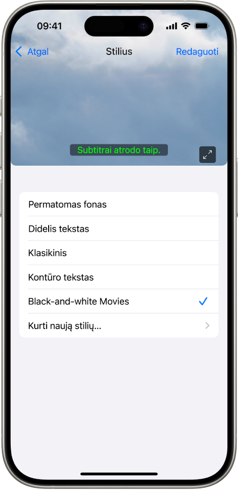 „iPhone“ įrenginyje rodomas pasirinktinio stiliaus subtitrų pavyzdys.