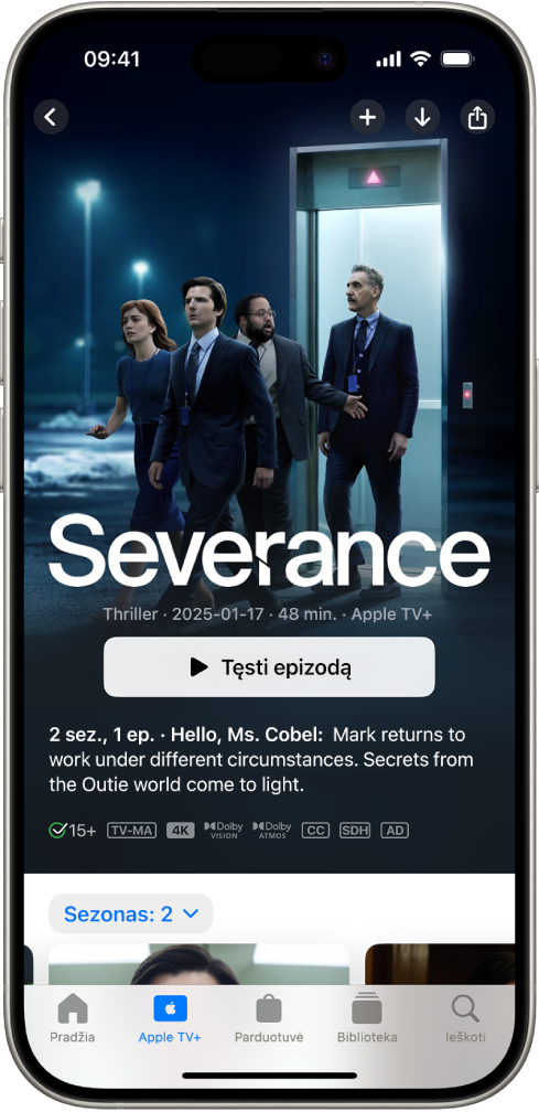 „Apple TV+“ skirtuke rodomas atrinktas „Apple Original“ turinys su pavadinimu, mygtuku „Leisti“ ir serialo aprašymu. Apačioje iš kairės į dešinę yra skirtukai „Pradžia“, „Apple TV+“, „Parduotuvė“, „Biblioteka“ ir „Paieška“.