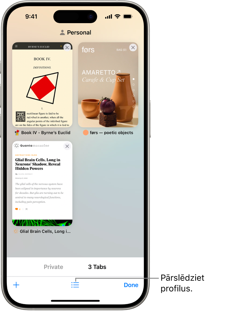 iPhone tālruņa ekrans ar atvērtām Safari cilnēm. Safari ciļņu grupas ikona atrodas ekrāna apakšdaļā. Pieskarieties ikonai, lai pārslēgtu profilus.